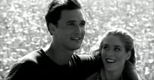 Le jeune Matthew McConaughey rejoint Trisha Yearwood dans "Walkaway Joe", une vidéo musicale tournée en 1992