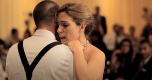 Vater starb vor der Hochzeit; am Tag des Festes sagte ihr eine Stimme, sie solle sich umdrehen