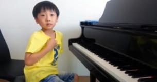 Jongen zit achter piano en speelt 'Flight Of Bumblebee' nog sneller dan het origineel