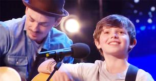 Simon Cowell tot tranen ontroerd door vader en zoon tijdens hun gouden buzzer auditie