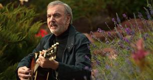 Neil Diamond chante une belle ballade émotionnelle avec des chiots