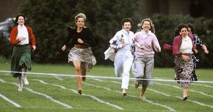 La Princesse Diana courant pieds nus pour la journée sportive de son fils dans une vidéo rare de 1991