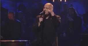 Le groupe de rock Heavy Metal "Disturbed" fait une performance sur une reprise de "Sound Of Silence"