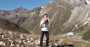 Voici une interprétation à la flûte de Pan de "Amazing Grace" dans les montagnes différentes de toutes les autres reprises