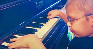 Un pianiste aveugle de six ans est capable de jouer de tout, et voici une de ses plus belles couvertures
