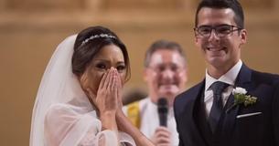 La mariée couvre son visage et pleure parce que ses étudiants trisomiques se présentent à son mariage