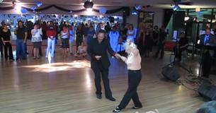 Una donna di 90 anni attira gli spettatori esibendosi nella sala da ballo