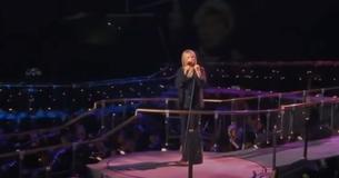 Barbra Streisand incanta il pubblico con "Memory", improvvisamente Susan Boyle si unisce per un duetto a sorpresa