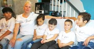 Vrouw verandert het leven van vier biologische broers en zussen, door ze allemaal te adopteren
