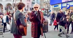 Rod Stewart entend un musicien de rue jouer sa chanson - il ne peut pas s'empêcher de se joindre à lui