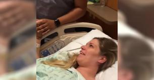 Des futurs parents chantent "Push It" dans la salle d'accouchement avec leur famille en attendant de mettre au monde leur bébé