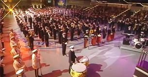 Groot orkest speelt indrukwekkende versie van 'Unchained Melody'