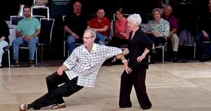 Le public est curieux de savoir quand les seniors montent sur la piste de danse et ils font vibrer les spectateurs avec une danse inédite