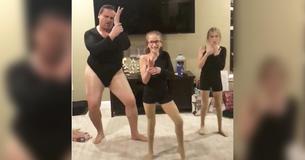 Coole vader wringt zich in strak pakje voor 'Single Ladies' dans met dochters