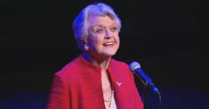 Das Publikum von Angela Lansbury ist von ihrem Auftritt begeistert und kann nicht glauben, dass sie so gut ist