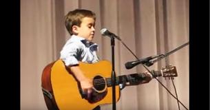 Un jeune garçon dit qu'il chante comme Johnny Cash et le prouve instantanément en mettant la foule à ses pieds