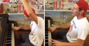 Un homme est assis au piano dans un magasin et sa performance impromptue ravit les téléspectateurs