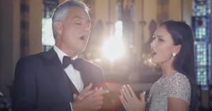 Le duo "Ave Maria" de Bocelli est tout simplement incroyable