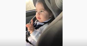 Une adorable petite fan de musique ne peut s'empêcher de se mettre dans l'ambiance en entendant le hit de Bruno Mars