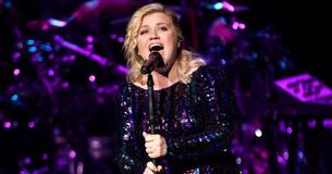 Kelly Clarkson sieht untröstlich aus, während sie das Etta James Breakup-Lied covert
