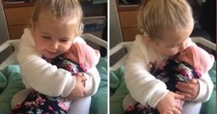 Une petite fille promet de protéger sa sœur nouveau-née lors de leur première rencontre