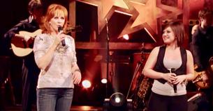 Reba McEntire demande à Kelly Clarkson "Est-ce qu'il t'aime ? Dans le spectacle en duo d'American Idol