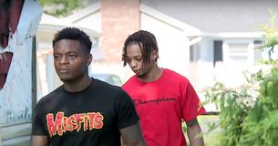 Deux jeunes hommes risquent leur vie en pénétrant dans une maison incendiée pour sauver un inconnu