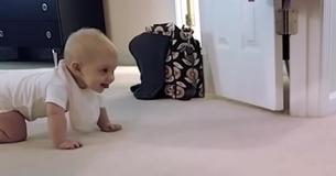 Hond moedigt baby aan als ze voor het eerst kruipt