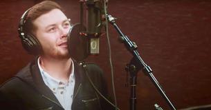 Scotty McCreery se une a otras estrellas para interpretar "Angels Among Us" y ayudar a una causa especial que nos conmueve a todos