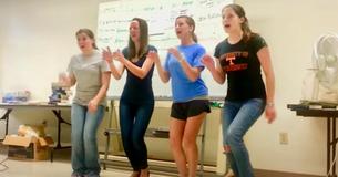 Un groupe de jeunes filles épate la foule en interprétant une chanson vintage que la plupart de leurs camarades de classe n'ont jamais écoutée