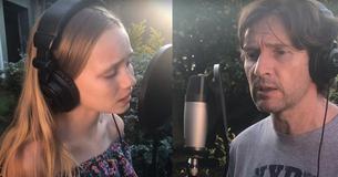 Vader en dochter zingen ontroerende versie van 'Angel'