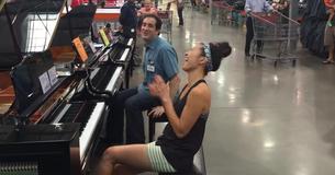 Un acheteur rejoint un employé pour un duo improvisé sur un titre de "Adele" qui prend l'Internet d'assaut
