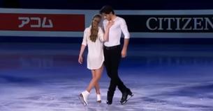 Un couple de patineurs artistiques exécute une chorégraphie passionnée sur "Say Something"