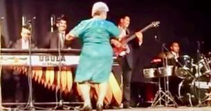 Oma performt feurigen Salsa-Tanz live auf der Bühne