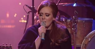 Adele rend tout le public ému lorsqu'elle interprète "Make You Feel My Love"