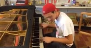 Man krijgt internetbekendheid door het spelen van willekeurige piano in ijzerhandel
