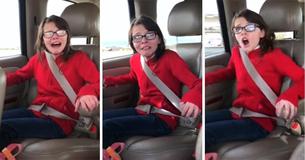 Une fille éclate en larmes après que sa mère adoptive lui ait annoncé que c'était son jour.