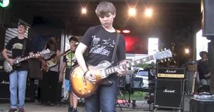 Kinderband spielt beeindruckendes Cover von Guns 'N Roses "Sweet Child O Mine" in Garage und wird zur Internet-Sensation