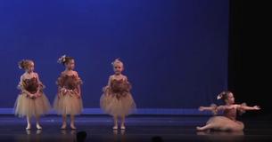 Une jeune fille tombe pendant une danse et improvise rapidement