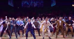 Deux personnes déclenche une danse épique avec des centaines de danseurs