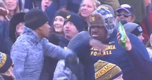Deux garçons se croisent au cours d'un match de football, provoquant une battle de danse épique qui vole la vedette