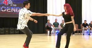 La candente rutina de una pareja les da el primer lugar en un campeonato de baile