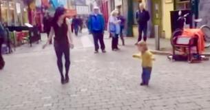 Une adorable petite fille voit une femme irlandaise danser dans la rue et décide de la rejoindre