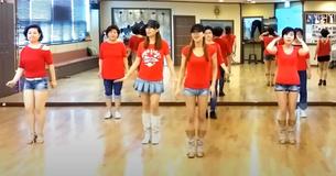 Il ballo di gruppo di queste ragazze su "Footloose" illumina la stanza