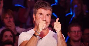 Un prêtre fait pleurer Simon Cowell avec une version émouvante de "Everybody Hurts"