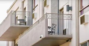 Une association à but non lucratif achète un hôtel et le transforme en mini-appartements pour les personnes vivant dans la rue