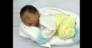 Un'infermiera del Vietnam spiega come aiutare i neonati a dormire bene, e le persone non riescono a smettere di ringraziarla
