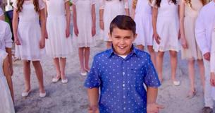 11-jarige zingt lekkere 'You Raise Me Up' cover van Groban 