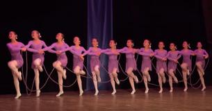 Une douzaine de jeunes filles russes émerveillent le public une danse à la corde à sauter