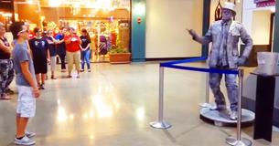Des spectateurs se rassemblent pour regarder une battle de danse entre une statue et un adolescent